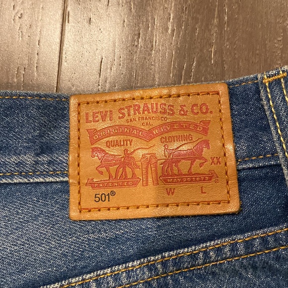 Levi’s 501 Jean shorts - Picture 3 of 3